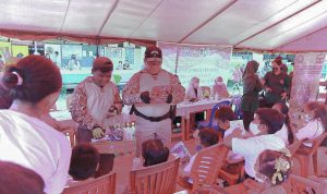 Anggota Satgas Yonif 144/JY Dampingi Danrem 121/Abw dan Persit Koorcab Rem PD Tpr XII/TPR Tinjau Vaksinasi, Kamis (17/02/2022), (V24/AL)
