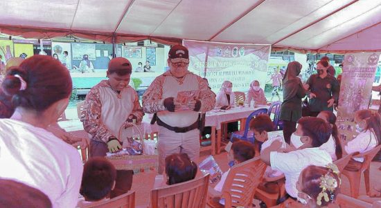 Anggota Satgas Yonif 144/JY Dampingi Danrem 121/Abw dan Persit Koorcab Rem PD Tpr XII/TPR Tinjau Vaksinasi, Kamis (17/02/2022), (V24/AL)