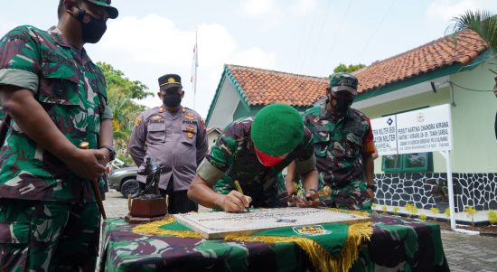 Brigjen TNI Achmad Fauzi Resmikan 46 Renovasi Koramil Jajaran Korem 061/Sk Yang di Pusatkan di Koramil 06/Tanah Sareal Kodim 0606/Kota Bogor, Kamis (17/02/2022), (V24/AL)