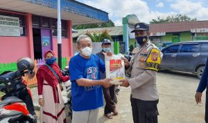 Bansos Dalam Rangka Penerapan PPKM level - I Terhadap Masyarakat Terdampak Covid 19 di Wilayah Hukum Polres Kukar, Sabtu (19/02/2022), (V24/AL)