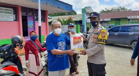 Bansos Dalam Rangka Penerapan PPKM level - I Terhadap Masyarakat Terdampak Covid 19 di Wilayah Hukum Polres Kukar, Sabtu (19/02/2022), (V24/AL)