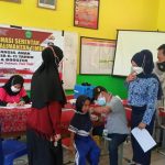 Gerai Vaksin Presisi Untuk Masyarakat Oleh Jajaran Polres Kukar, Sabtu (19/02/2022), (V24/AL)