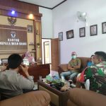 Jaga Sinergitas Wilayah, Babinsa Koramil Tipe B 0808/16 Talun Laksanakan Komsos Dengan Perangkat Desa, Sabtu (19/02/2022), (V24/AL)