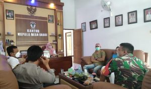 Jaga Sinergitas Wilayah, Babinsa Koramil Tipe B 0808/16 Talun Laksanakan Komsos Dengan Perangkat Desa, Sabtu (19/02/2022), (V24/AL)