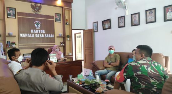 Jaga Sinergitas Wilayah, Babinsa Koramil Tipe B 0808/16 Talun Laksanakan Komsos Dengan Perangkat Desa, Sabtu (19/02/2022), (V24/AL)