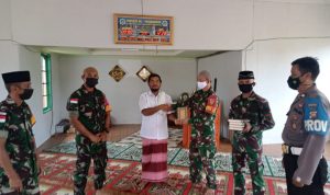 Anggota Satgas Yonif 144/JY Berikan Bantuan Kitab Suci Alquran di Masjid Al Mujahidin Perbatasan, Sabtu (19/02/2022), (V24/AL)
