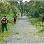 Antisipasi Kecelakaan Babinsa Jrakah Bersama Warga Bersihkan Jalan, Minggu (20/02/2022), (V24/Rudi)