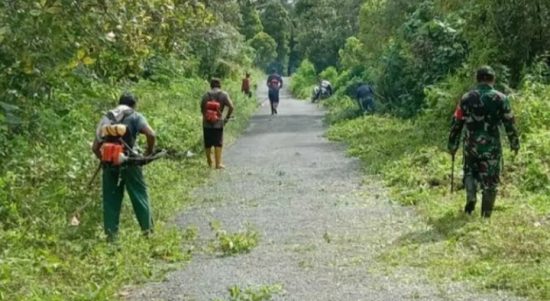 Antisipasi Kecelakaan Babinsa Jrakah Bersama Warga Bersihkan Jalan, Minggu (20/02/2022), (V24/Rudi)
