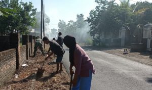 Peduli Kebersihan Lingkungan, Babinsa Sanankulon Bersama Warga Gelar Kerja Bakti Bersama, Minggu (20/02/2022), (V24/AL)