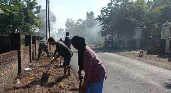 Peduli Kebersihan Lingkungan, Babinsa Sanankulon Bersama Warga Gelar Kerja Bakti Bersama, Minggu (20/02/2022), (V24/AL)