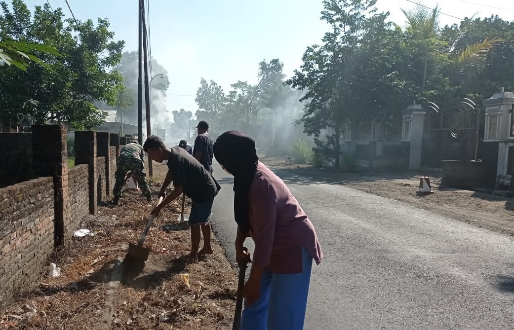 Peduli Kebersihan Lingkungan, Babinsa Sanankulon Bersama Warga Gelar Kerja Bakti Bersama, Minggu (20/02/2022), (V24/AL)