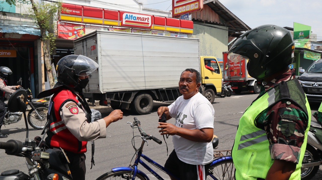 Antisipasi Lonjakan Covid-19 Varian Omicron, Kodim 0808/Blitar Bersama Petugas Gabungan Gelar Patroli Yustisi, Minggu (20/02/2022), (V24/AL)