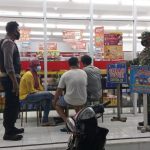 Tak lelah berikan Himbauan Protkes, Babinsa Bersama Bhabinkamtibmas Pergencar Patroli, Minggu (20/02/2022), (V24/Amir)