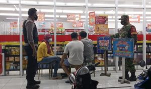 Tak lelah berikan Himbauan Protkes, Babinsa Bersama Bhabinkamtibmas Pergencar Patroli, Minggu (20/02/2022), (V24/Amir)