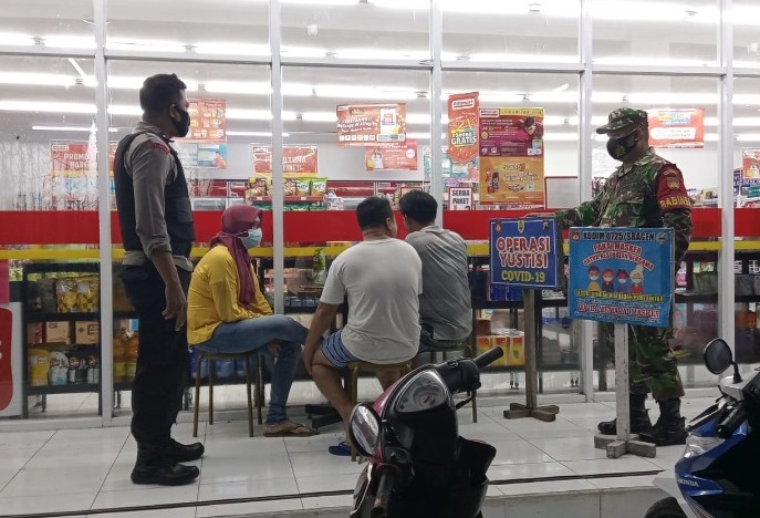 Tak lelah berikan Himbauan Protkes, Babinsa Bersama Bhabinkamtibmas Pergencar Patroli, Minggu (20/02/2022), (V24/Amir)