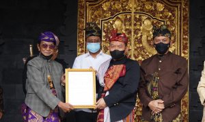 Kunker di NTB, Kasad Dianugerahi Gelar Prawireng Jaye Bhuwane, Senin (21/02/2022), (V24/Lucky)