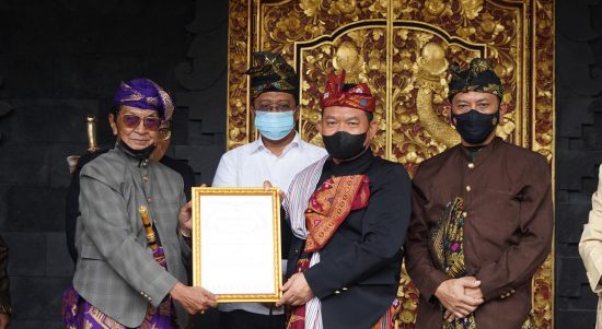 Kunker di NTB, Kasad Dianugerahi Gelar Prawireng Jaye Bhuwane, Senin (21/02/2022), (V24/Lucky)