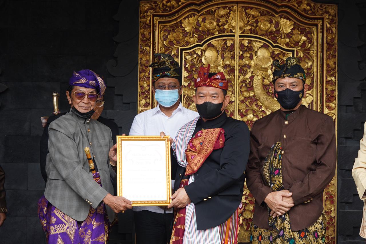 Kunker di NTB, Kasad Dianugerahi Gelar Prawireng Jaye Bhuwane, Senin (21/02/2022), (V24/Lucky)