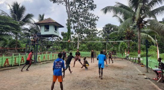 Jalin Kebersamaan Satgas Yonif 126/KC Ajak Pemuda Perbatasan Bermain Voli Bersama, Selasa (22/02/22), (V24/AL)