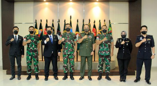 Pererat Silaturahmi, Pangdam XII/Tpr Terima Kunjungan Kehormatan Konsul Malaysia, Selasa (22/02/2022), (V24/AL)
