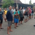 Babinsa Pengkok Jadi Pelopor Kebersihan Diwilayah Binaan, Selasa (22/02/2022), (V24/Dedi)