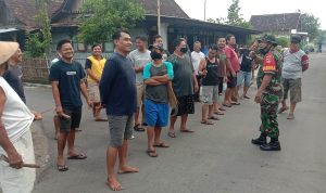 Babinsa Pengkok Jadi Pelopor Kebersihan Diwilayah Binaan, Selasa (22/02/2022), (V24/Dedi)