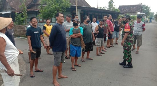 Babinsa Pengkok Jadi Pelopor Kebersihan Diwilayah Binaan, Selasa (22/02/2022), (V24/Dedi)