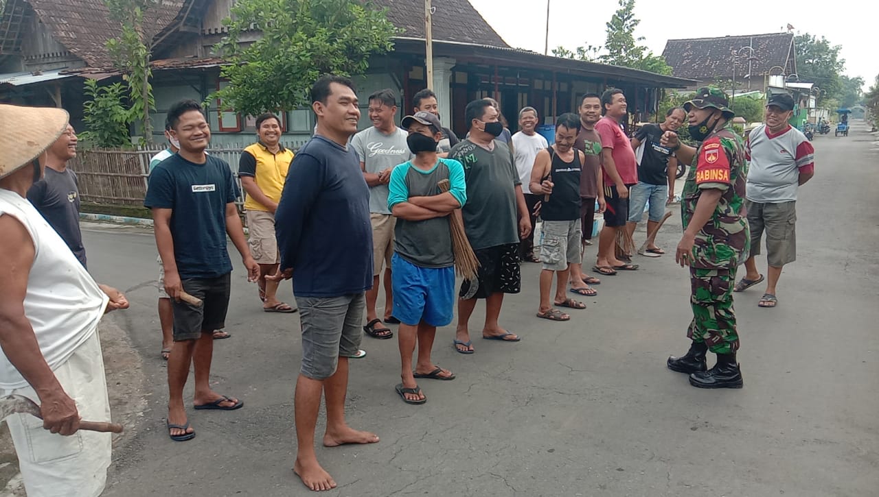 Babinsa Pengkok Jadi Pelopor Kebersihan Diwilayah Binaan, Selasa (22/02/2022), (V24/Dedi)