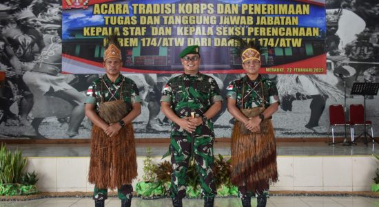 Danrem 174/ATW Merauke Sematkan Tanda Jabatan Kepada Kasrem dan Kasiren Yang Baru, Selasa (22/02/2022), (V24/AL)