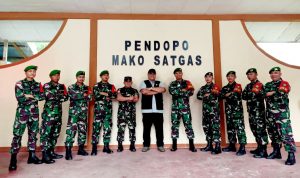 Ringankan Beban Duka Warga Anggota Satgas Yonif 144/JY Bantu Pemakaman di Perbatasan, Rabu (23/02/2022), (V24/AL)