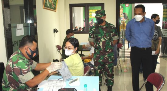 Meski Sudah Vaksin Booster, Dandim 0726/Sukoharjo Berpesan Kepada Para Peserta Vaksin Di Kartasura Tetap Jaga Protokol Kesehatan , Rabu (23/02/2022), (V24/AL)