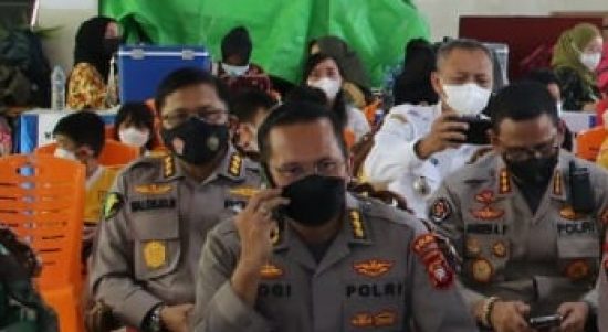 Kapolda Kalbar Hadiri Percepatan Vaksinasi Lanjutan Booster Massal, Rabu (23/02/2022), (V24/AL)