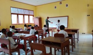 Bantu Cerdaskan Anak Bangsa, Anggota Satgas Yonif 126/KC Menjadi Gadik di Perbatasan, Kamis (24/02/22), (V24/AL)