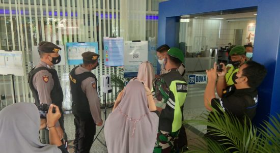 Kodim 0808/Blitar Gencarkan Himbauan Tentang Prokes, Sebagai Upaya Cegah Lonjakan Kasus Positif Covid-19, Kamis (24/02/22), (V24/Madli)