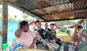 Komsos Kreatif, Satgas Yonif 126/KC Jalin Silaturahmi Sekaligus Pengobatan Langsung ke Masyarakat Perbatasan, Jumat (25/02/22), (V24/AL)