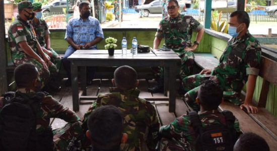 Danrem 174 Merauke Tinjau Prajurit Satgas Pamtas RI-PNG Yonif 757/Ghupta Vira, Jumat (25/02/2022), (V24/AL)