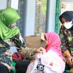 Ketua Persit KCK Cabang XXII Kodim 0808/Blitar, Berbagi Kebahagiaan Bersama Anak Yatim Piatu, Jumat (25/02/2022), (V24/Madli)