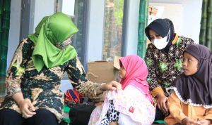 Ketua Persit KCK Cabang XXII Kodim 0808/Blitar, Berbagi Kebahagiaan Bersama Anak Yatim Piatu, Jumat (25/02/2022), (V24/Madli)