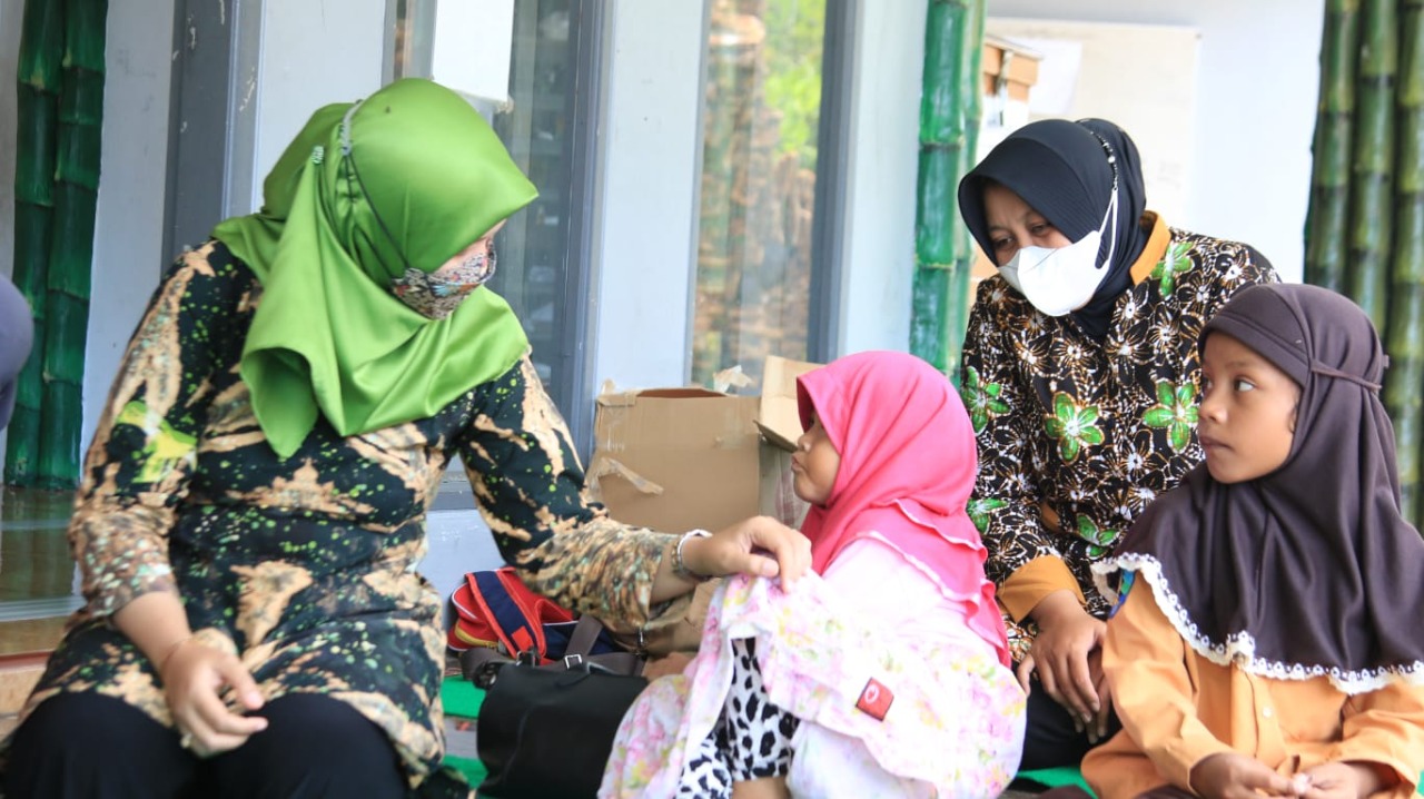 Ketua Persit KCK Cabang XXII Kodim 0808/Blitar, Berbagi Kebahagiaan Bersama Anak Yatim Piatu, Jumat (25/02/2022), (V24/Madli)