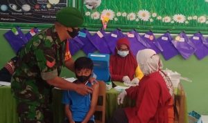 Pastikan Berjalan Lancar Dan Aman, Babinsa Koramil Tipe B 0808/06 Srengat Dampingi Kegiatan Vaksinasi Anak, Jumat (25/02/22), (V24/Madli)