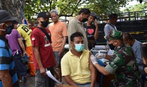 Pedagang Pasar Hewan Nglangon Sragen Antusias Ikuti Vaksin Kodim Sragen, Jumat (25/02/2022), (V24/Amir)