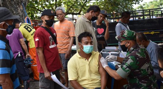 Pedagang Pasar Hewan Nglangon Sragen Antusias Ikuti Vaksin Kodim Sragen, Jumat (25/02/2022), (V24/Amir)