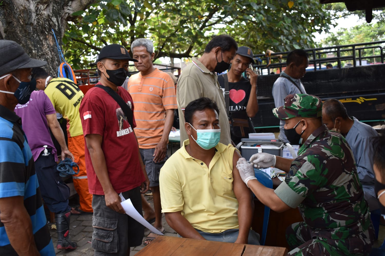 Pedagang Pasar Hewan Nglangon Sragen Antusias Ikuti Vaksin Kodim Sragen, Jumat (25/02/2022), (V24/Amir)