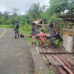 Berikan Pelayanan Kesehatan, Satgas Yonif 126/KC Obati Anak di Perbatasan Papua, Sabtu (26/02/22), (V24/AL)