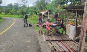 Berikan Pelayanan Kesehatan, Satgas Yonif 126/KC Obati Anak di Perbatasan Papua, Sabtu (26/02/22), (V24/AL)