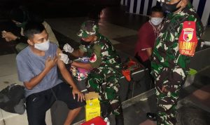 Dukung Program Percepatan Vaksinasi, Kodim 0808/Blitar Gelar Vaksinasi Booster Di Aloon Aloon Kota Blitar, Jumat (25/02/2022), (V24/Madli)