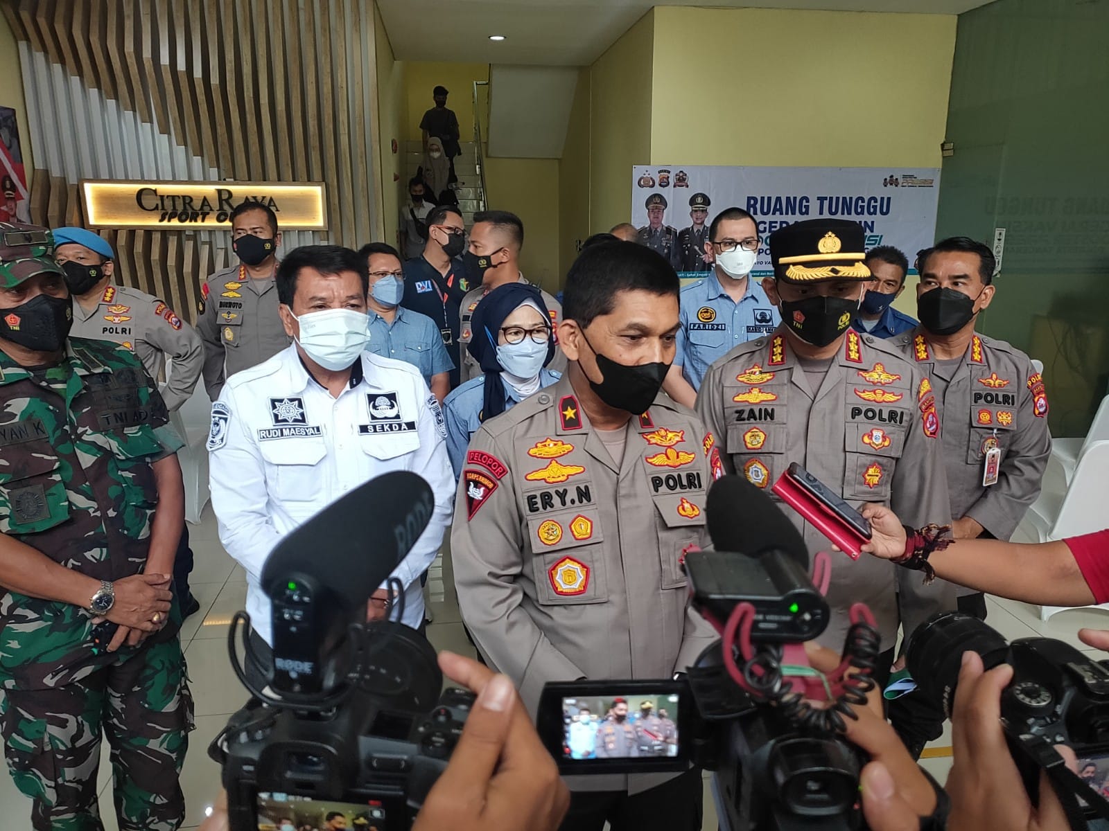Wakapolda Banten Didampingi Kapolresta Tangerang Cek Pelaksanaan Vaksinasi di Citra Raya, Jumat (25/02/2022), (V24/AL)