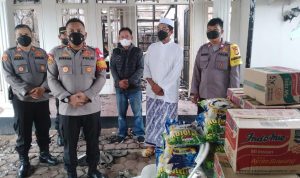 Jajaran Polsek Kembangan Jakbar Memberikan Bantuan Meringankan Beban Korban Kebakaran Pemukiman Penduduk Di Jalan Menara 2 , Sabtu (26/02/2022), (V24/AL)