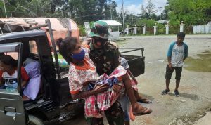 Dengan menggunakan mobil warga, Tim Kesehatan Pos Ramil Alang Asaude mendatangi rumah Ibu Sely (59), dan segera membawanya ke Rumah Sakit Piru agar mendapatkan perawatan lanjutan., Minggu (27/02/2022), (V24/AL)