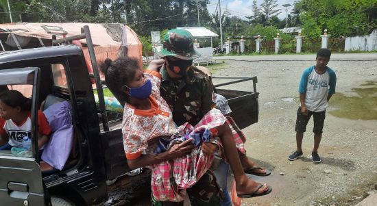 Dengan menggunakan mobil warga, Tim Kesehatan Pos Ramil Alang Asaude mendatangi rumah Ibu Sely (59), dan segera membawanya ke Rumah Sakit Piru agar mendapatkan perawatan lanjutan., Minggu (27/02/2022), (V24/AL)